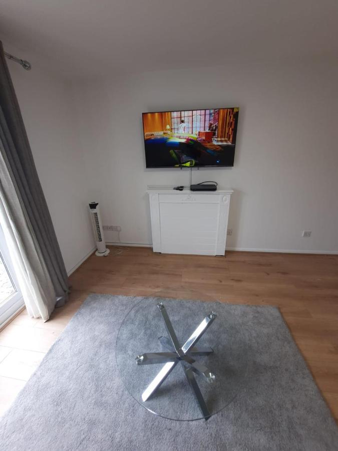 Two Bedroom Luxury House Thamesmead  외부 사진